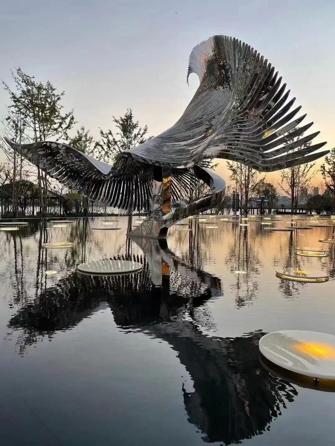 金属雄鹰雕塑